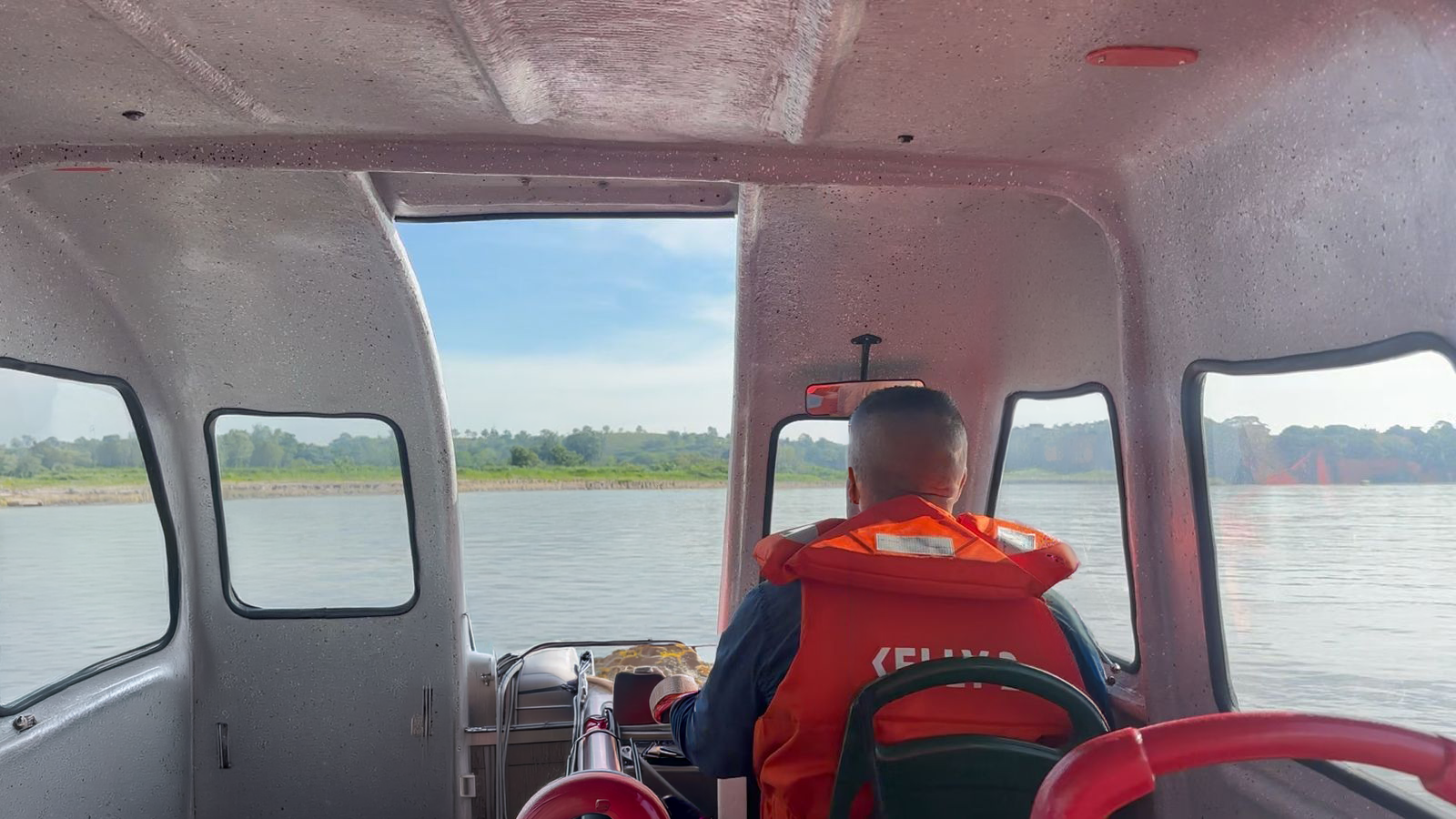 Lancha rápida navegando por el Río Magdalena - Transporte SH