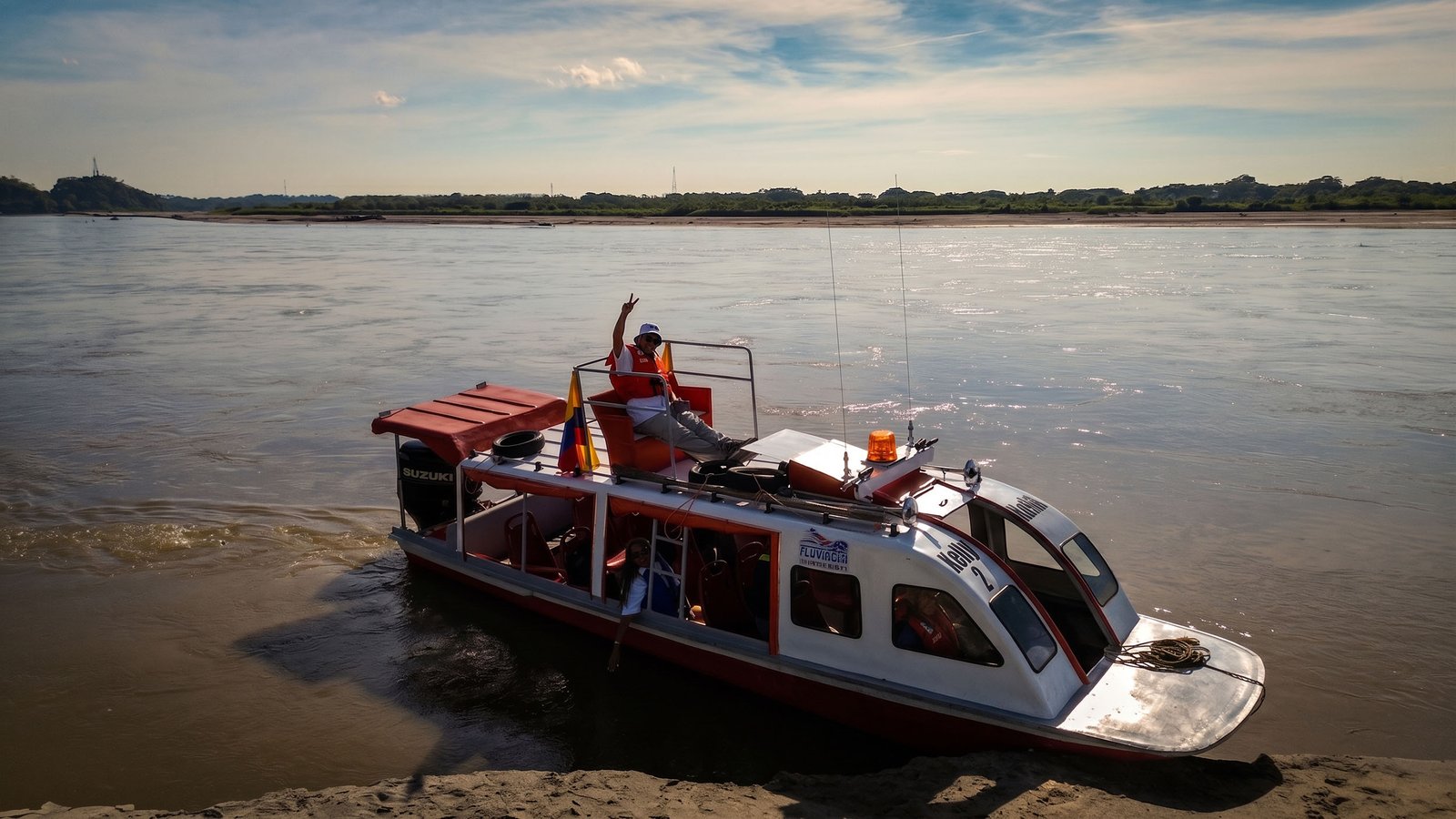 Lancha rápida navegando por el Río Magdalena - Transporte SH